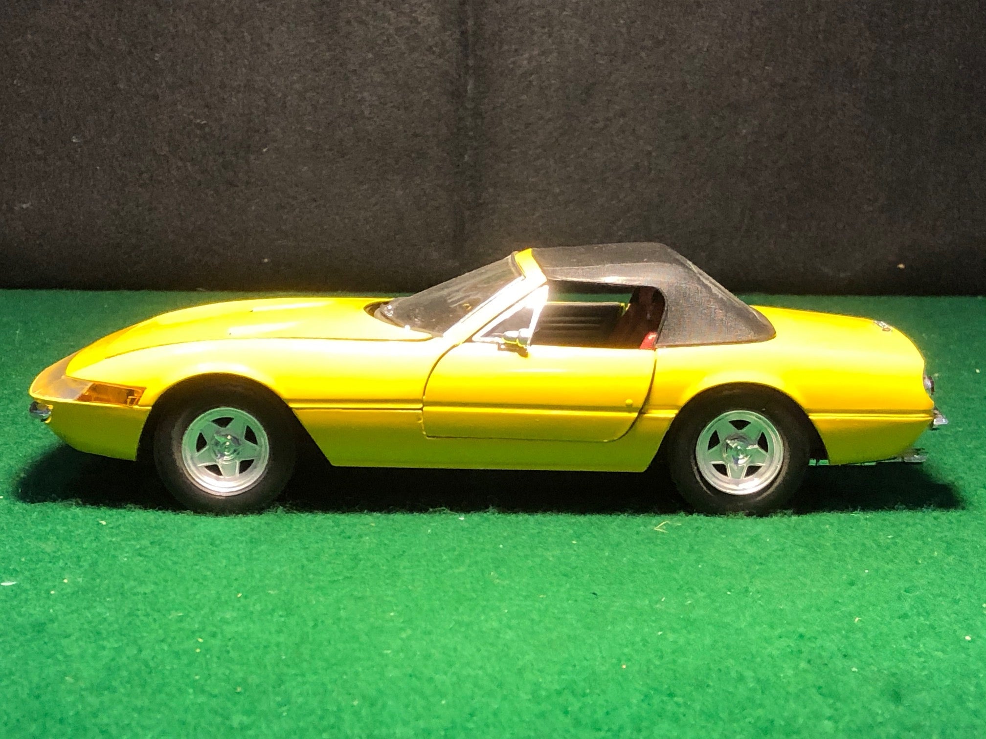 Ferrari 365 GTS Yellow Closed Top by Solido 1:18 (8018)