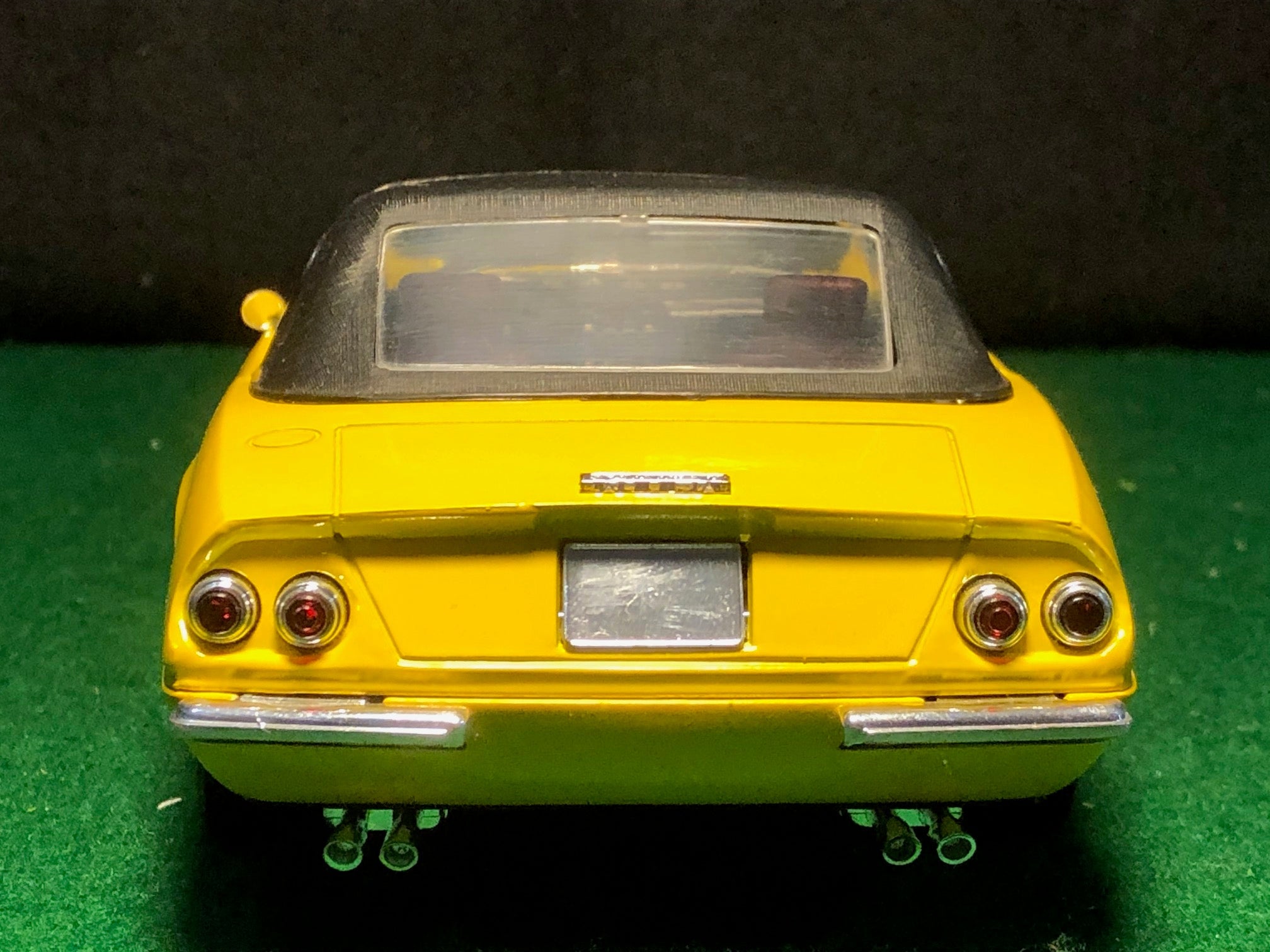 Ferrari 365 GTS Yellow Closed Top by Solido 1:18 (8018)