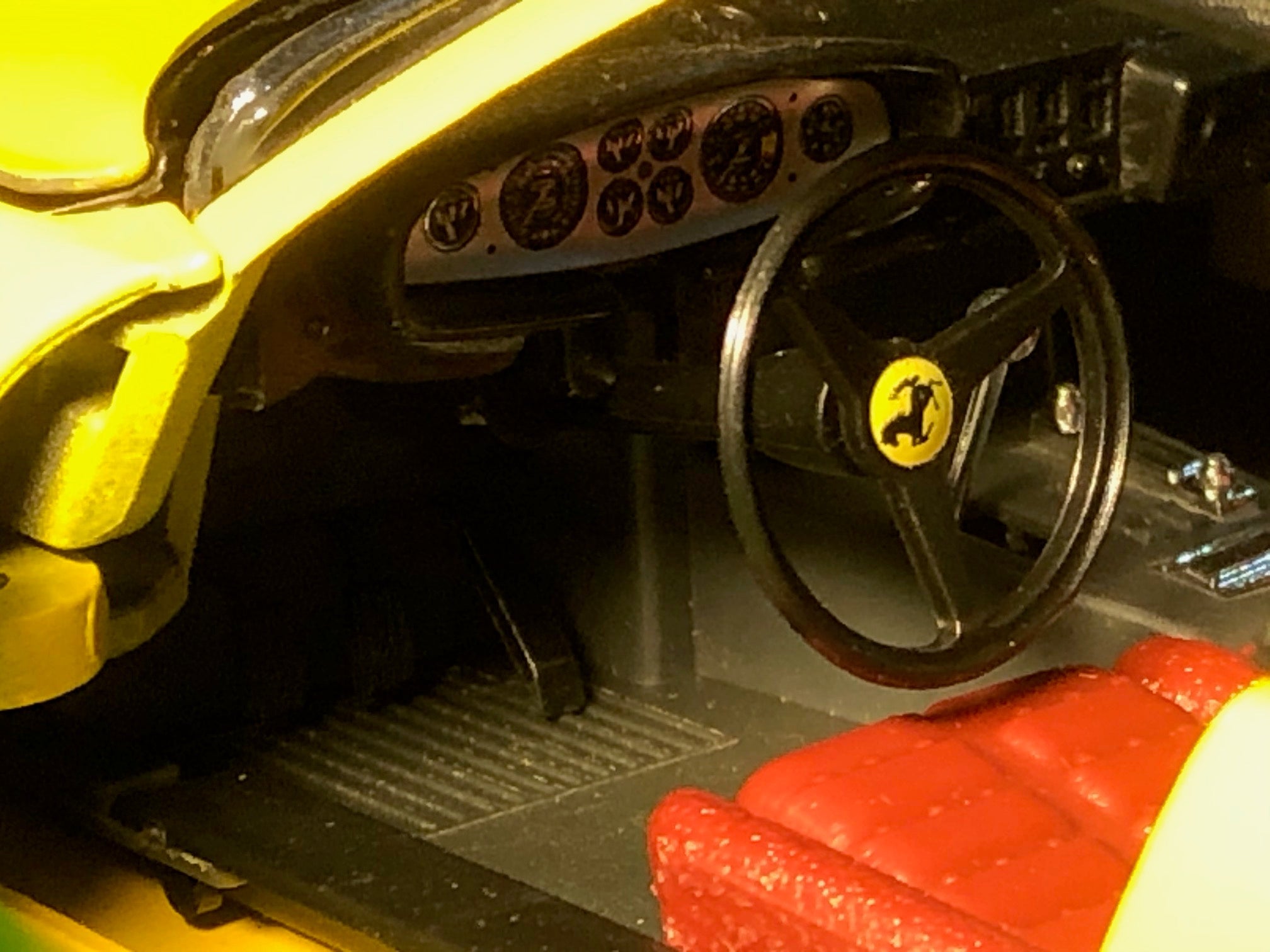 Ferrari 365 GTS Yellow Closed Top by Solido 1:18 (8018)