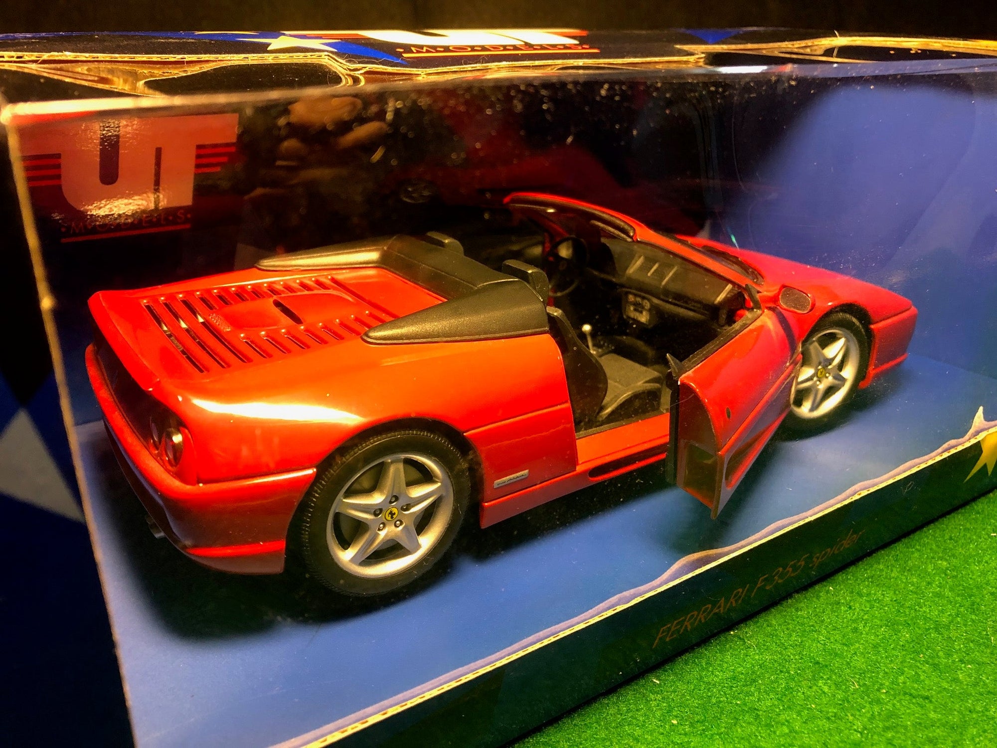 Ferrari 355 Spider Red by UT Models 1:18 (74030)