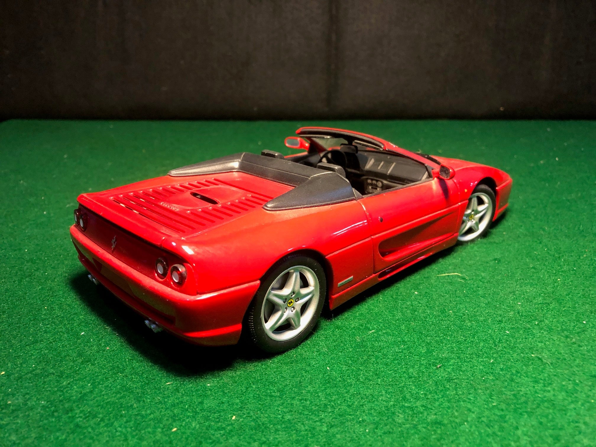 Ferrari 355 Spider Red by UT Models 1:18 (74030)