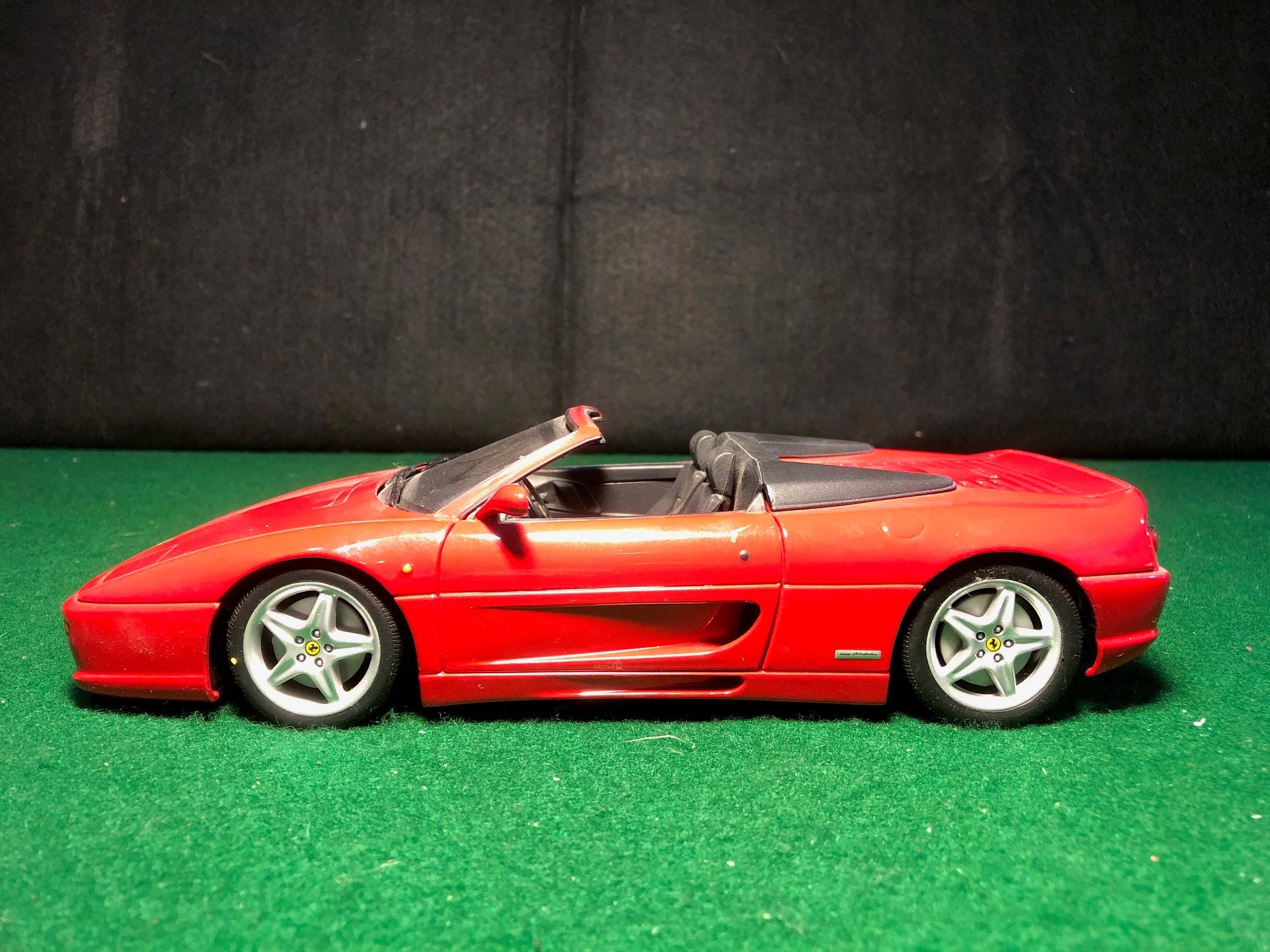 Ferrari 355 Spider Red by UT Models 1:18 (74030)