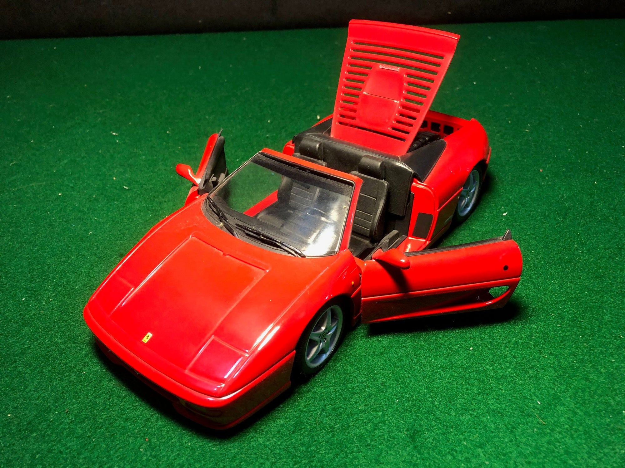 Ferrari 355 Spider Red by UT Models 1:18 (74030)