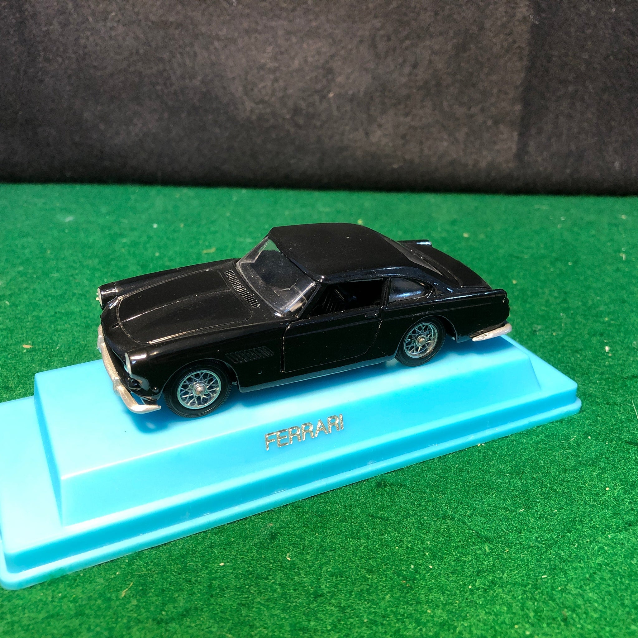 Ferrari 250 GTE 2+2 Black by Verem 1:43 (410)