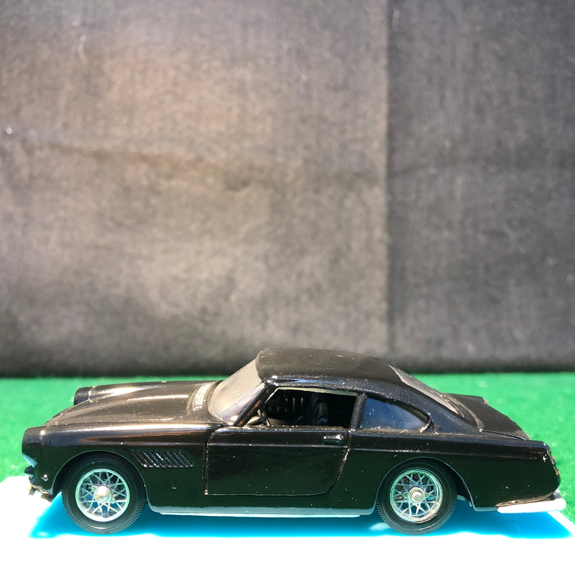 Ferrari 250 GTE 2+2 Black by Verem 1:43 (410)