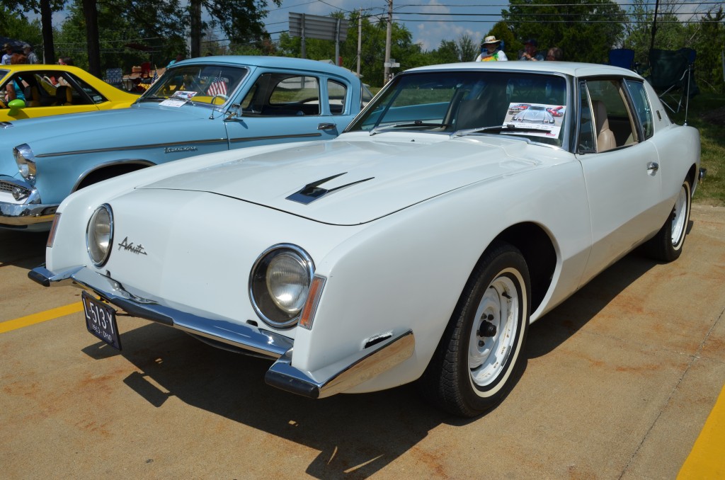 1963 Studebaker Avanti with round headlights