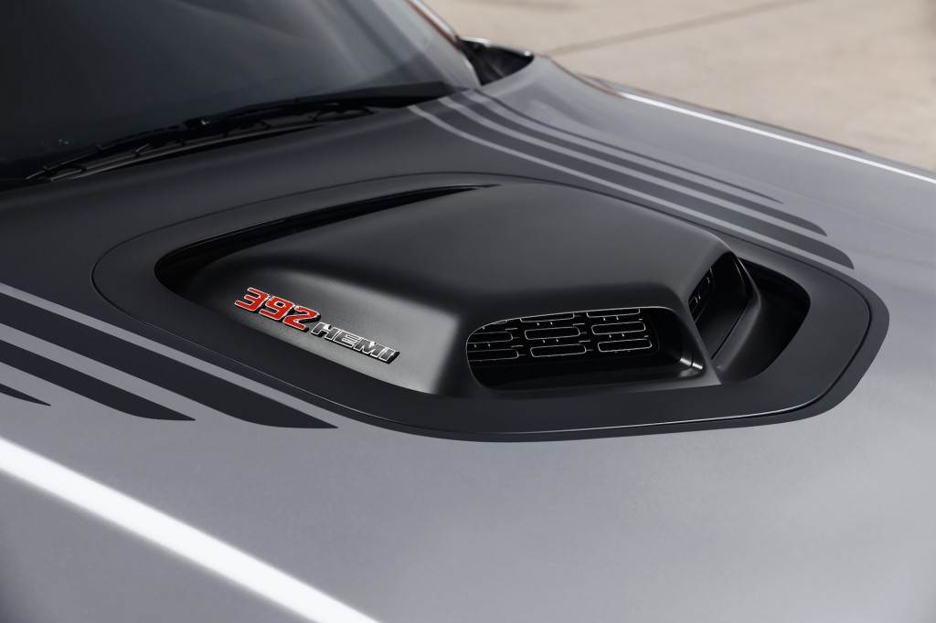 392 hemi shaker hood on a late model challenger