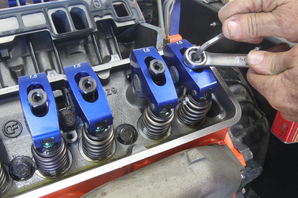 setting valve lash lifter preload on rocker arms in an engine cylinder head