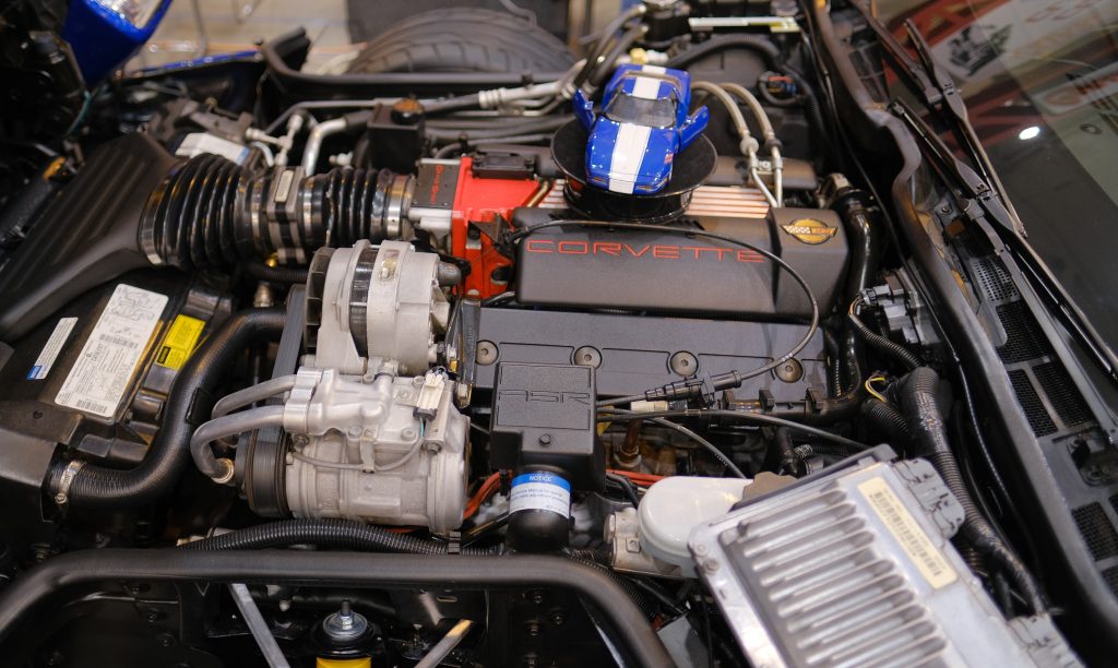 lt4 sbc v8 engine in a c4 chevy corvette grand sport