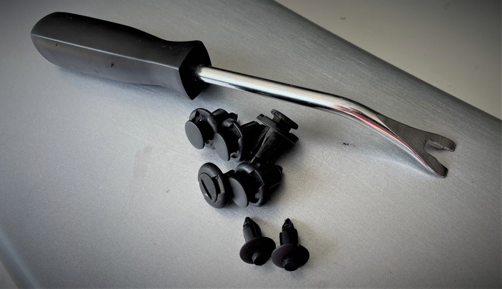 automotive clip removal tool with assortment of plastic fasteners