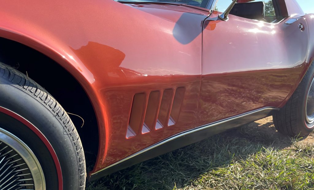 close up of fender gills on a 1968 chevy corvette stingray