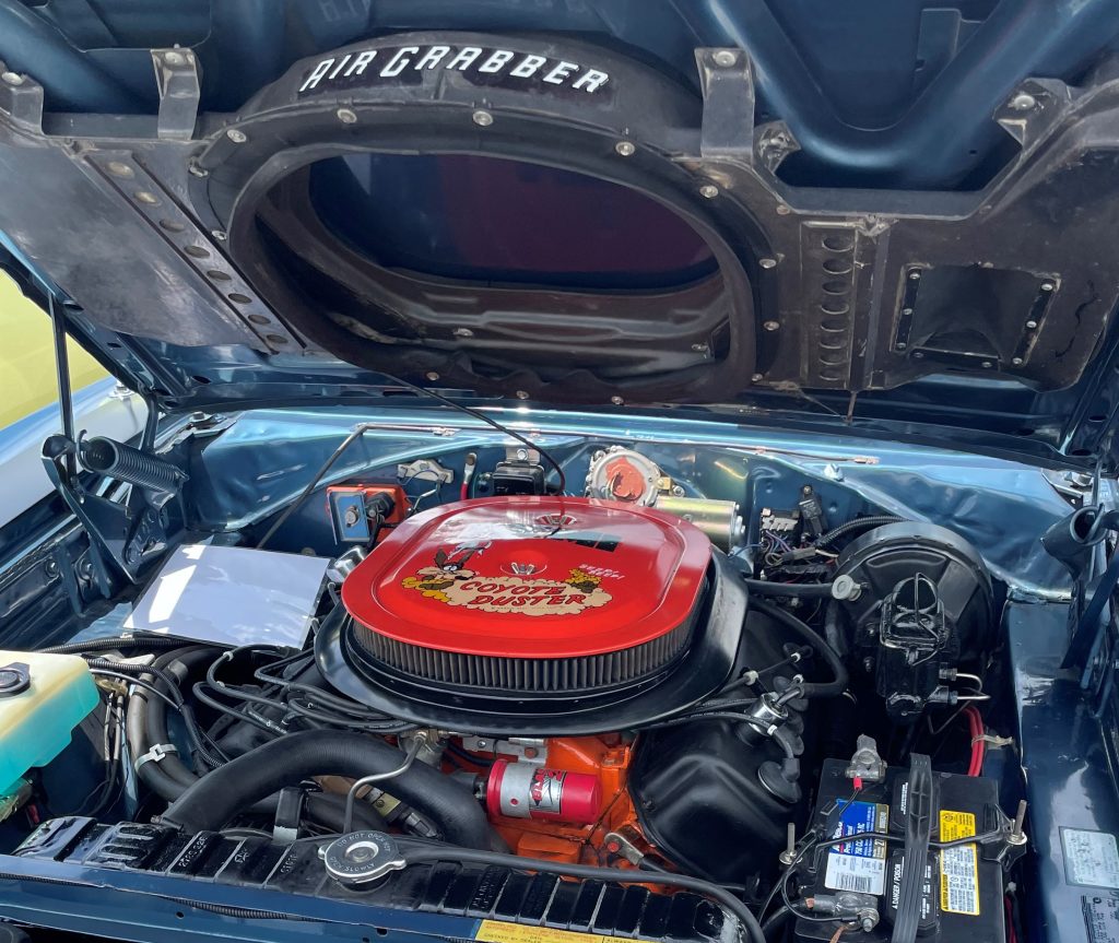 Mopar Plymouth roadrunner 426 hemi engine with air grabber hood and coyote duster cleaner