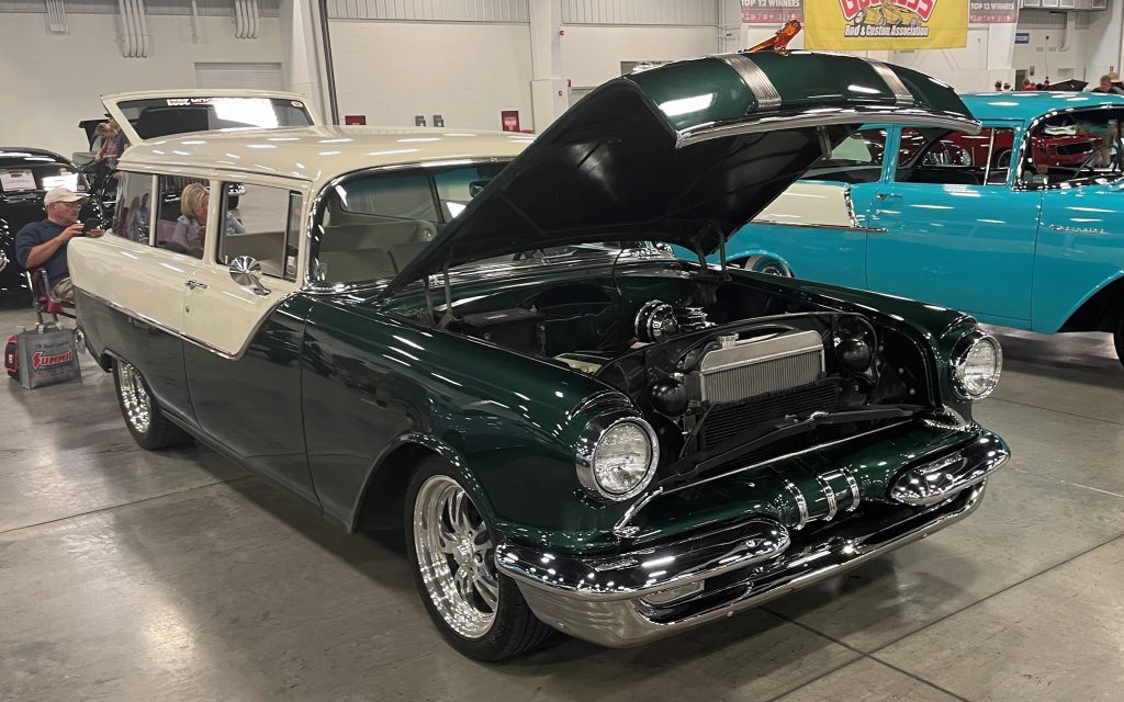 1955 pontiac safari wagon at car show