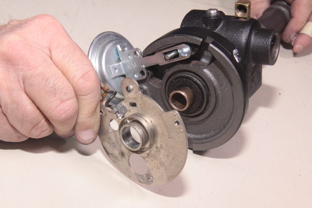 installing breaker plate on a gm delco fuelie distributor