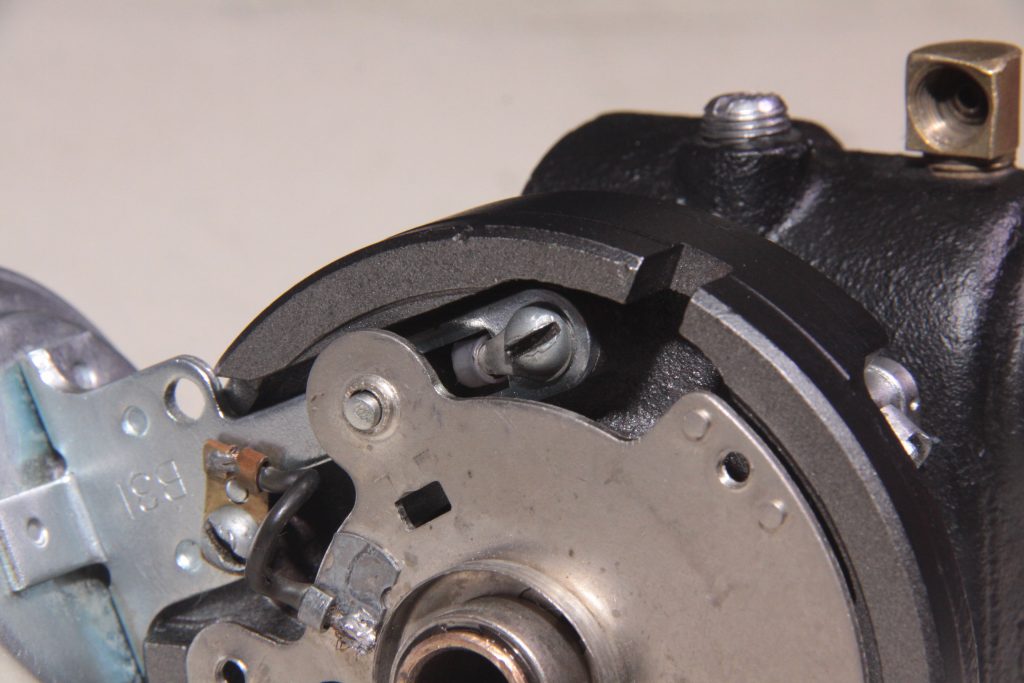 vacuum advance rod installed under breaker plate on distributor