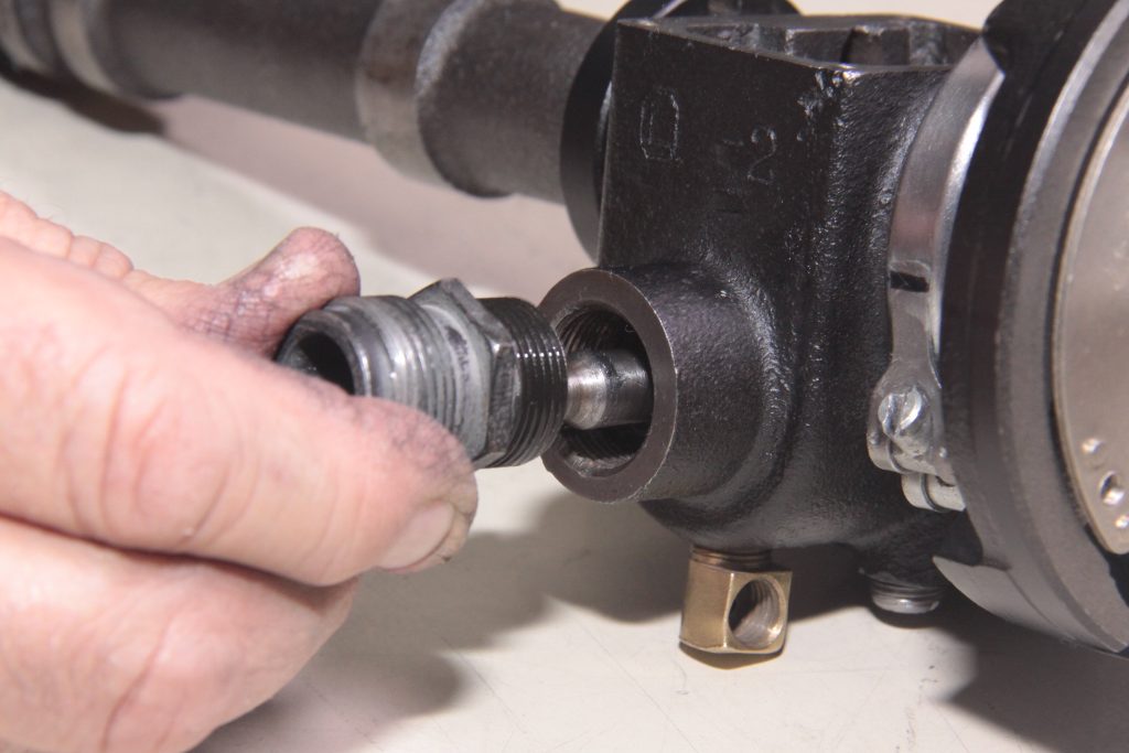 installing tach drive retainer fitting into gm delco distributor
