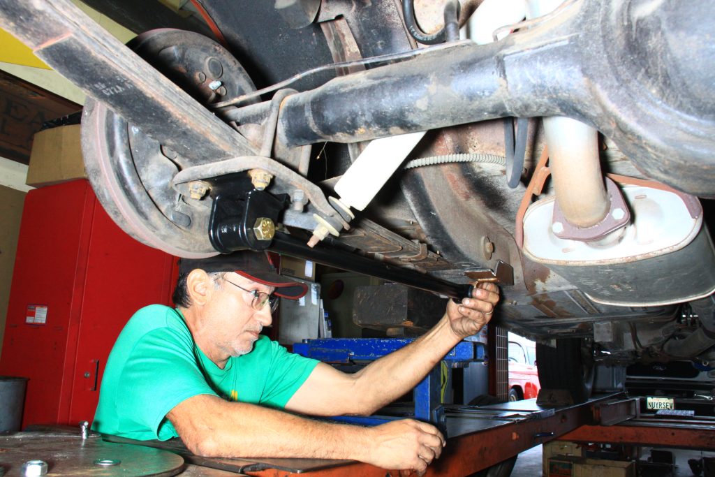 man fitting mount plate for a traction bar