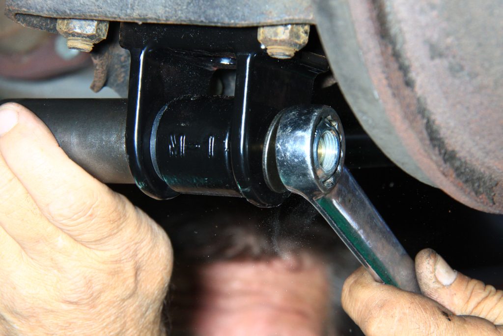 tightening bolt to a traction bar