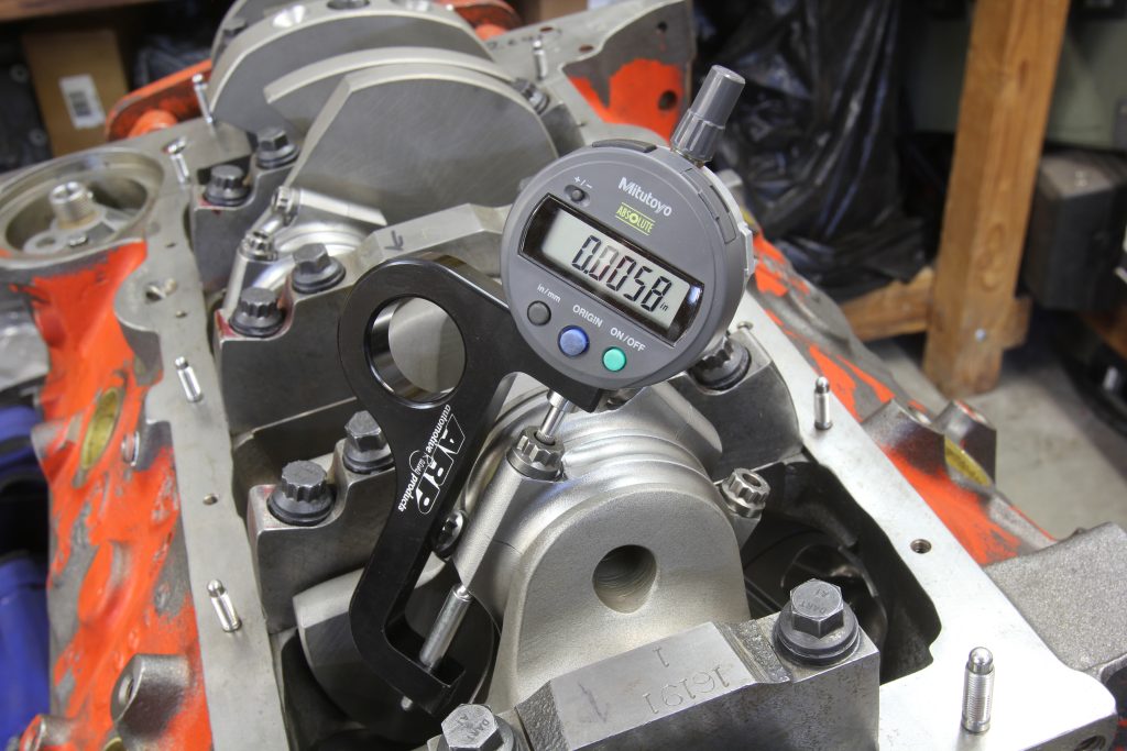 using a digital dial gauge to measure rod bolt stretch