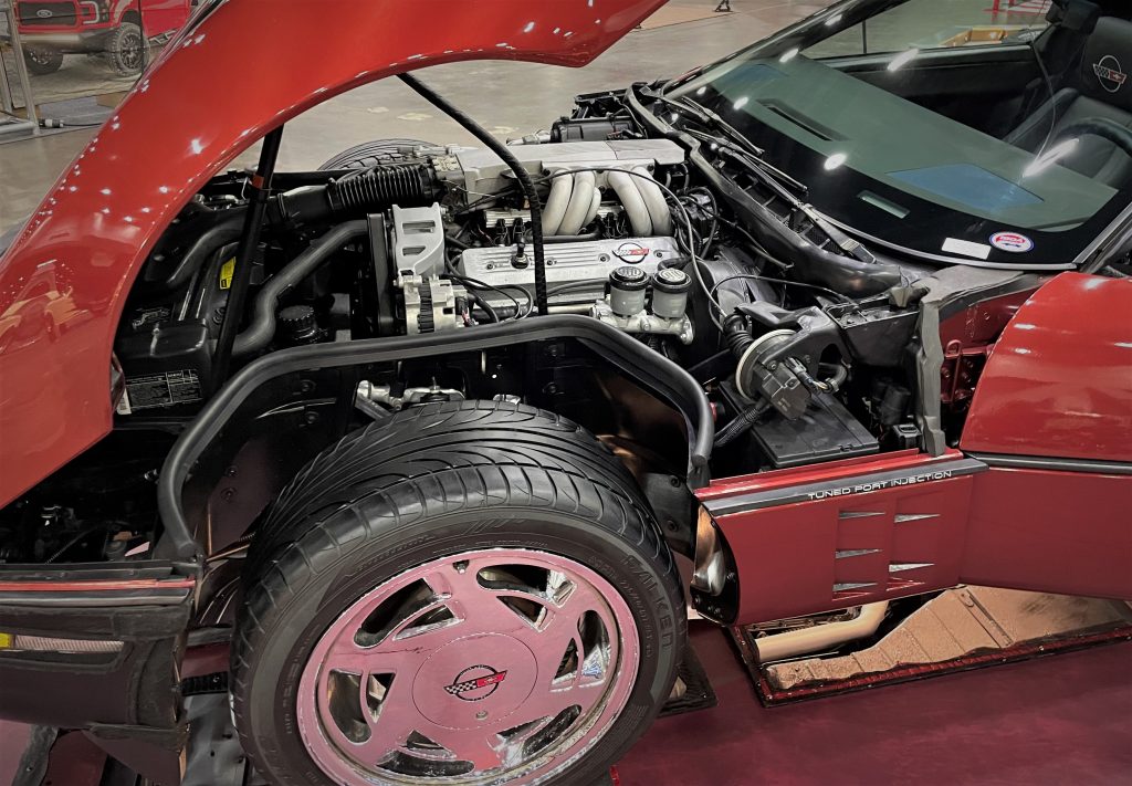 engine view of a custom c4 1988 corvette show car