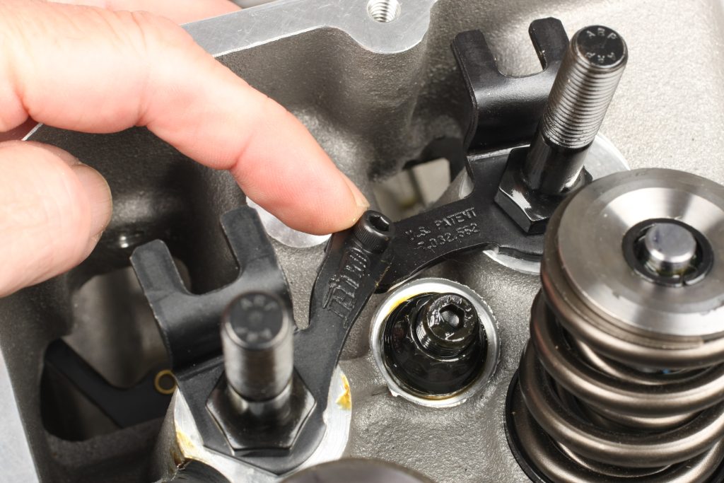 rocker girdles on a v8 engine