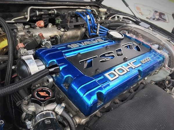 2 liter dsm eagle talon motor in engine bay