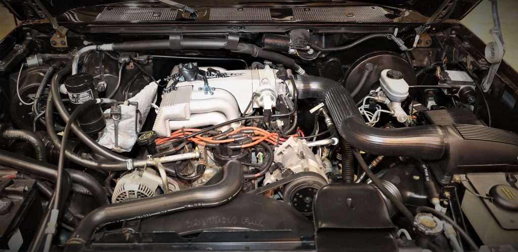 351 5-8L Windsor V8 engine in a 1990s era ford lightning F-150