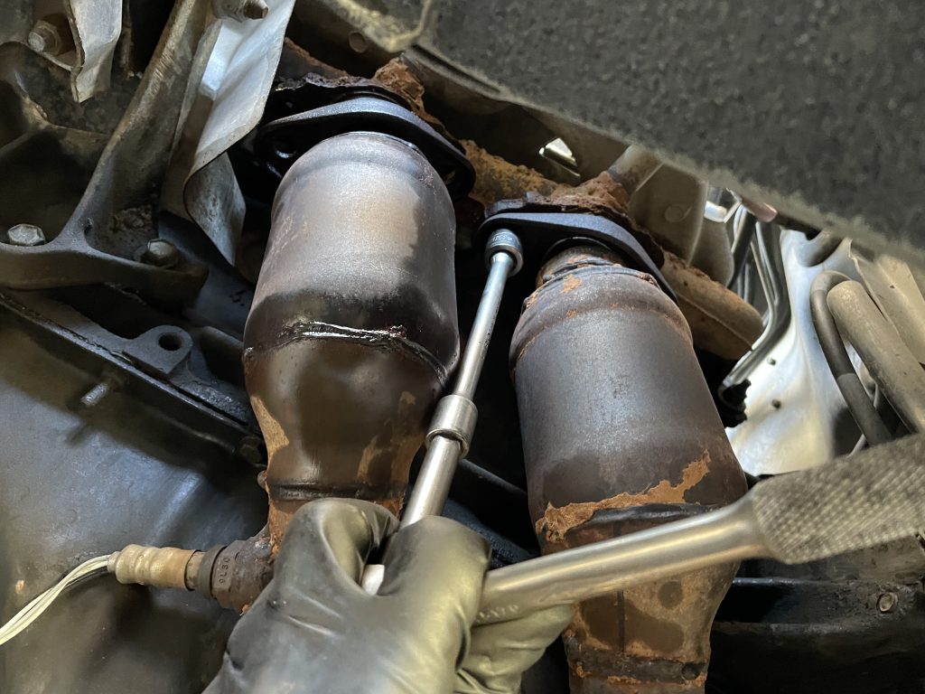 removing catalytic converters on a Jeep Cherokee xj 4.0L manifold