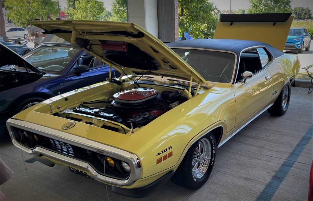 yellow 1971 Plymouth roadrunner 440-6